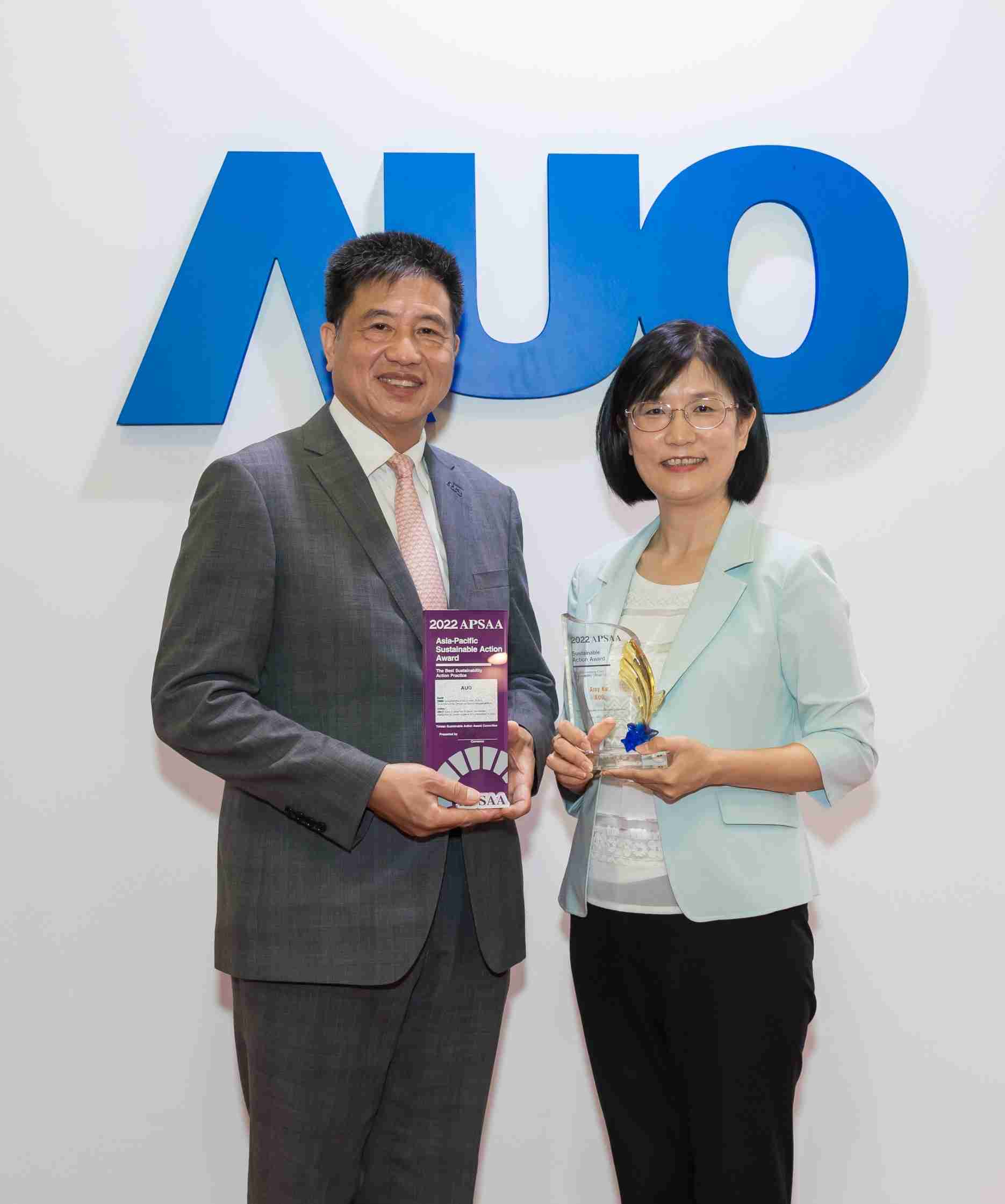 欧陆注册长期垫筑永续远景的基石，，，透过ESG暨气候委员会逐步实践永续策略蓝图。。。其中，，，欧陆注册光电永续长古秀华带领团队、、、制定中长期目标，，，缔造多面向亮眼表现，，，，获得「顶尖永续长奖」的个人奖殊荣（左：欧陆注册光电董事长暨执行长彭双浪，，，右：欧陆注册光电永续长古秀华）