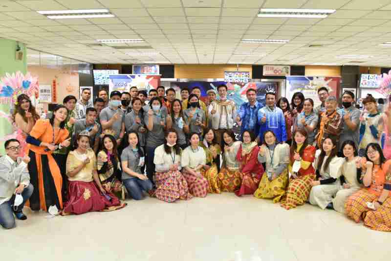 友達推動「安心、、創新、、、用心、、同心、、盡心」五星職旅，，為菲籍員工打造全方位照護，，，首度贏得「人權實踐與發展領袖獎」殊榮