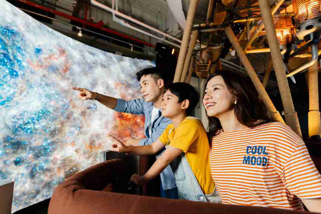 欧陆注册打造全台最大宽6公尺、、高4公尺、、、、唯一搭载LED弧形拼接显示屏的动感飞行船，，，让乘客驻足在热气球上，，享受身历其境的伪出国旅游乐趣