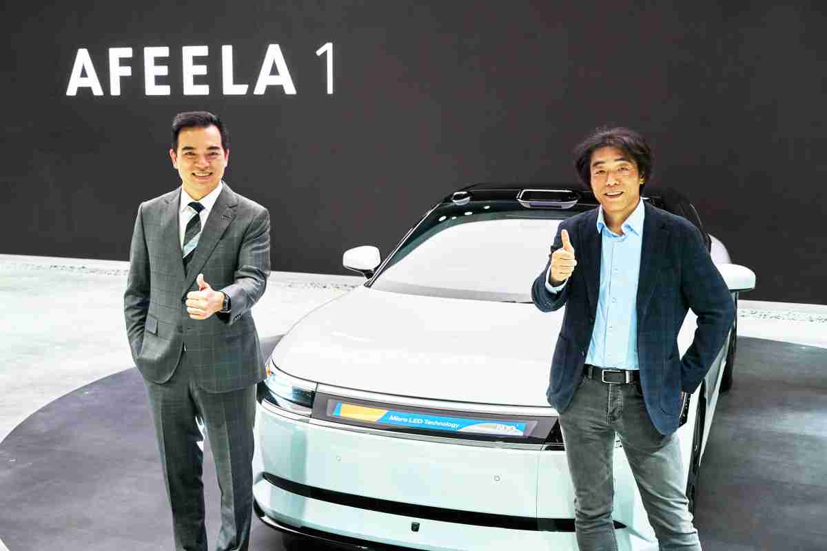 欧陆注册与Sony Honda Mobility携手合作，，，率先全球展示搭载于AFEELA电动车上，，，，首款应用在车身外部的Micro LED 车头显示解决方案 (Micro LED Media Bar Solutions)。。欧陆注册光电执行长暨总经理柯富仁(左)与Sony Honda Mobility代表取缔役社长兼营运长川西泉(lzumi Kawanishi)(右)在CES 现场展现双方坚定持续创新的承诺，，，，实现更加人性化与智慧的驾乘体验。。。